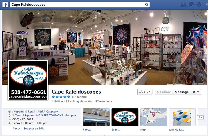 Ảnh bìa chụp nội thất rực rỡ của cửa hàng Cape Kaleidoscopes ở Mashpee, MA